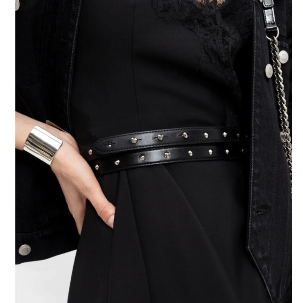 Alexander McQueen Studded D Thin Leather Belt in Black Alexander Mcqueen Twin Skull studded calfskin thin belt  main image 3